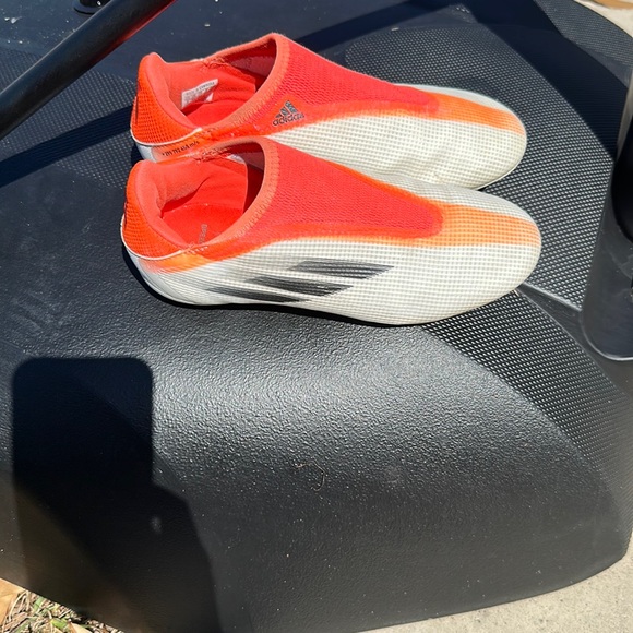 BOYS ADIDAS SOCCER CLEATS SIZE 4 …..$35 - Picture 1 of 6